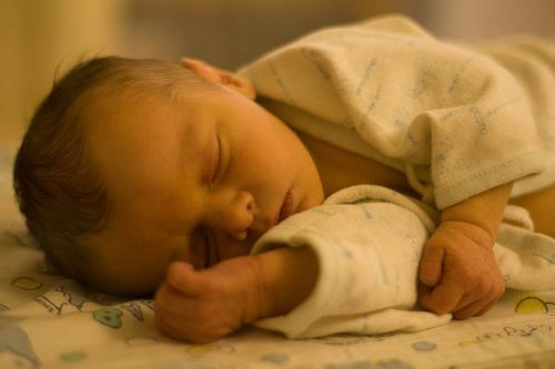 Welche Temperatur sollte ein Neugeborenes haben und wie misst man es richtig?