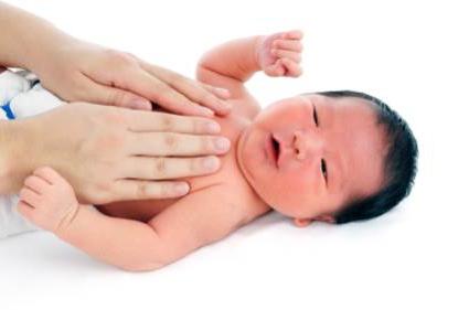 Ein paar Tipps, was zu tun ist, wenn der Bauch Schmerzen im Neugeborenen hat