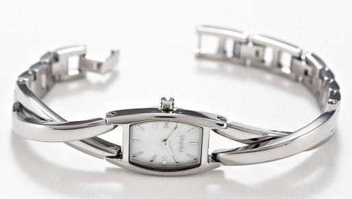 Damen Silber Uhr ist ein ungewöhnliches Accessoire