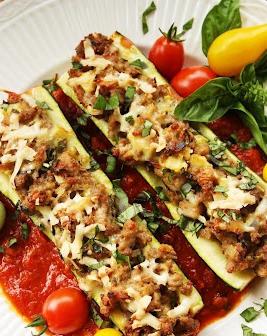 Zucchini mit Käse und Tomaten gebacken: zwei verschiedene Kochmöglichkeiten
