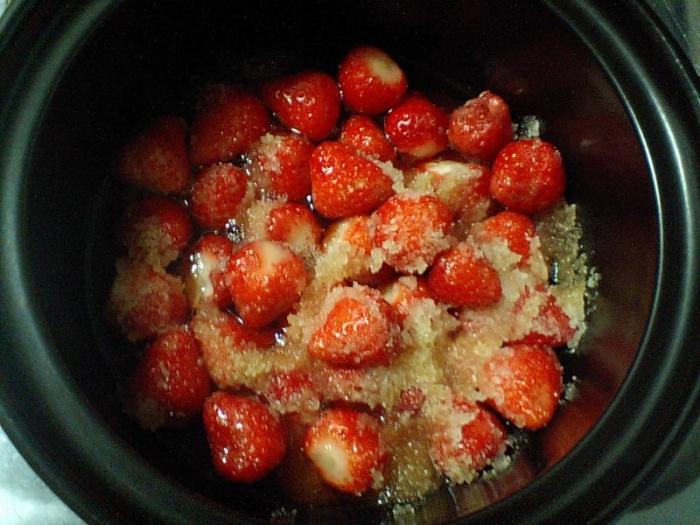 Wie man Erdbeermarmelade in einem multivark vorbereitet