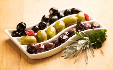 Konservierte Oliven nützliche Eigenschaften
