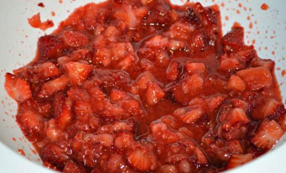 Frische Erdbeeren, abgewischt mit Zucker: ein wahrer Genuss und Nutzen