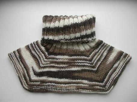 Schal-Shirtlet-Stricknadeln - ein modisches Accessoire für einen kalten Winter