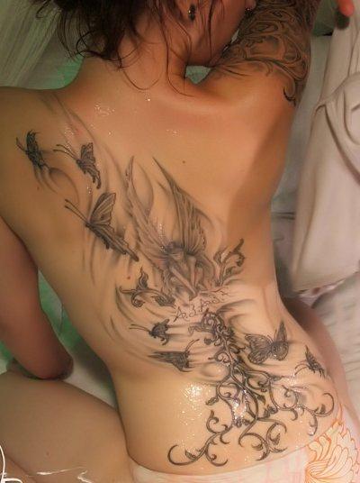 Tattoo für Mädchen auf dem Rücken