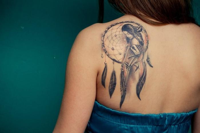 Weibliche Tattoos auf dem Rücken - die Wahl der entschlossenen Mädchen