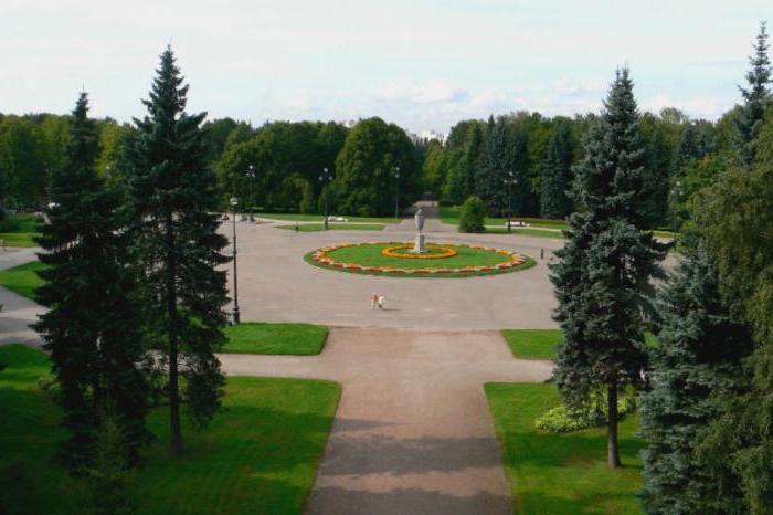 Parks von St. Petersburg, wo man am Meer spazieren gehen kann