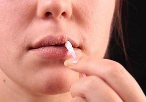 Wie man Herpes auf den Lippen schnell heilt: Rat der traditionellen Medizin
