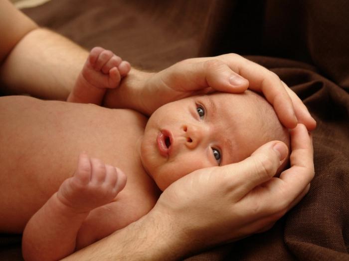 Kefalogematoma beim Neugeborenen am Kopf: Ursachen, Behandlung und Folgen
