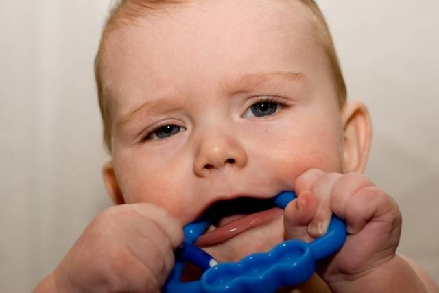 Wann, wie und welche Zähne werden zuerst im Baby geschnitten?