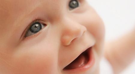 Wann erscheinen die ersten Zähne bei Babys und wie können sie ihren Ausbruch erleichtern?